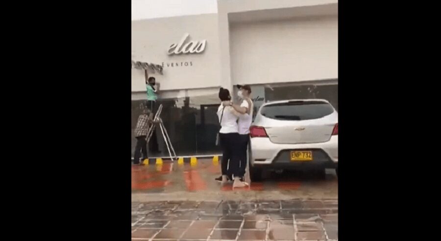 Abrazo de pareja que quebró en Barranquilla