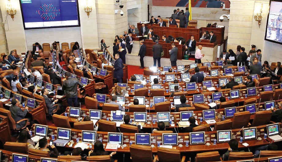 Le subieron el sueldo a congresistas colombianos, de 32 a 34 millones mensuales---- 10 congresistas del Centro Democrático citados a audiencia por 'vaca' de Antioquia