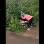 A tablazos una señora termina el acto sexual de una pareja en plena calle