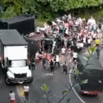 Brutal escena de saqueo a camión volcado en La Quiebra