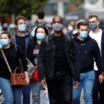Francia pone bajo toque de queda nocturno a 46 millones de personas
