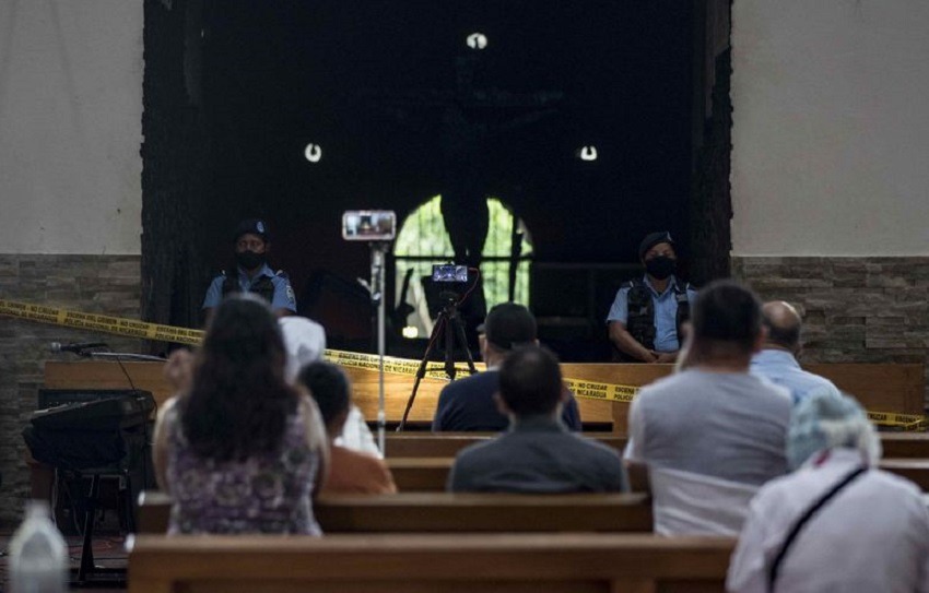 Fieles católicos rompen cuarentena para rezar en templo quemado