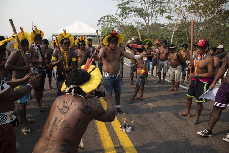 Indígenas vuelven a cortar autovía clave de Brasil en defensa de la Amazonía