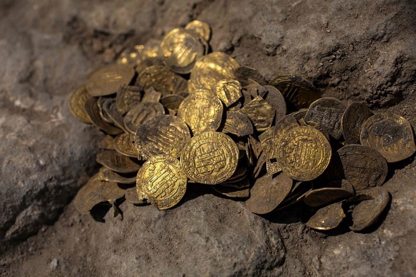 Hallan en Israel un tesoro islámico escondido con 425 monedas de oro puro de hace 1.100 años