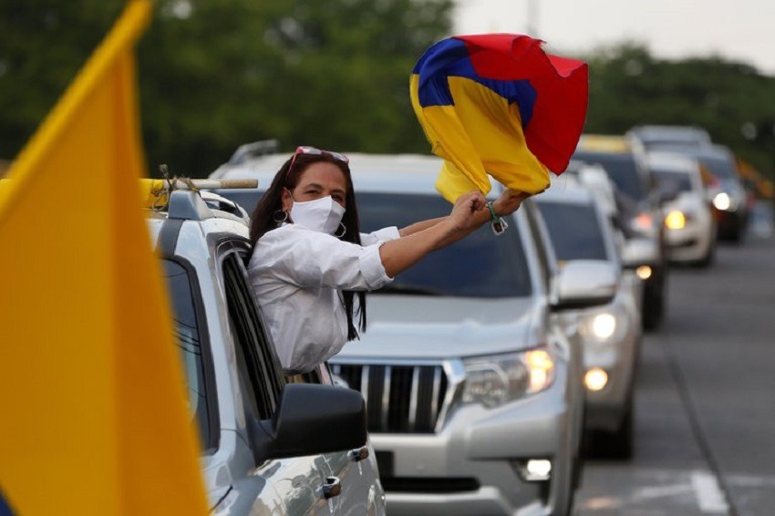 El uribismo sale en caravanas a las calles de Colombia en apoyo a su líder