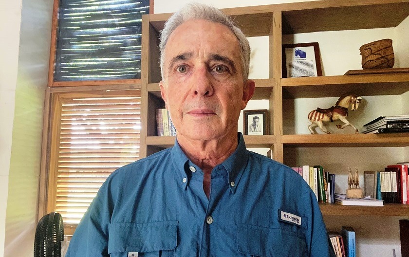 Se confirmó este marque que renunció Alvaro Uribe al senado de la República de Colombia.: Álvaro Uribe muestra su reseña de preso y pide transparencia en su caso