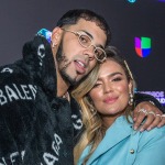 Anuel muestra el tatuaje nuevo que tiene marcado en su sien derecha