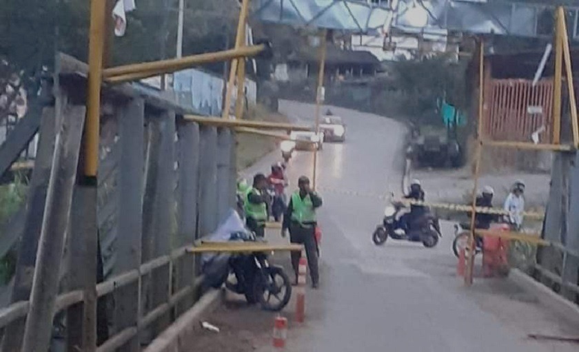 Cadáver abandonado en una moto en el Puente Curtiembres