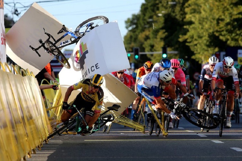 Los ciclistas piden a la Unión Internacional (UCI) que revise la seguridad en las carreras