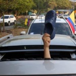Los crocs de Álvaro Uribe se ponen de moda durante las marchas de los uribistas