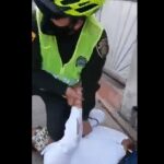 En Duitama video de policía forcejeando con hombre