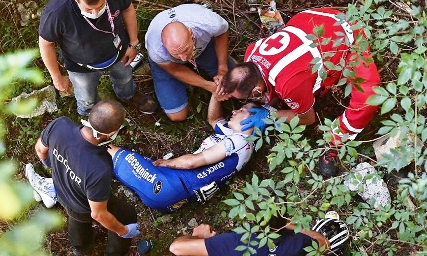 Impresionante: Remco Evenepoel cae desde un puente en el Giro de Lombardía