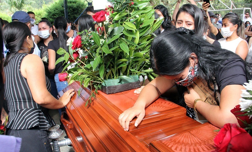 Familiares lloran sobre un féretro con el cuerpo de Sebastián Quintero, una de las víctimas de la masacre de nueve jóvenes, durante su velorio el 17 de agosto, en Samaniego (Colombia)