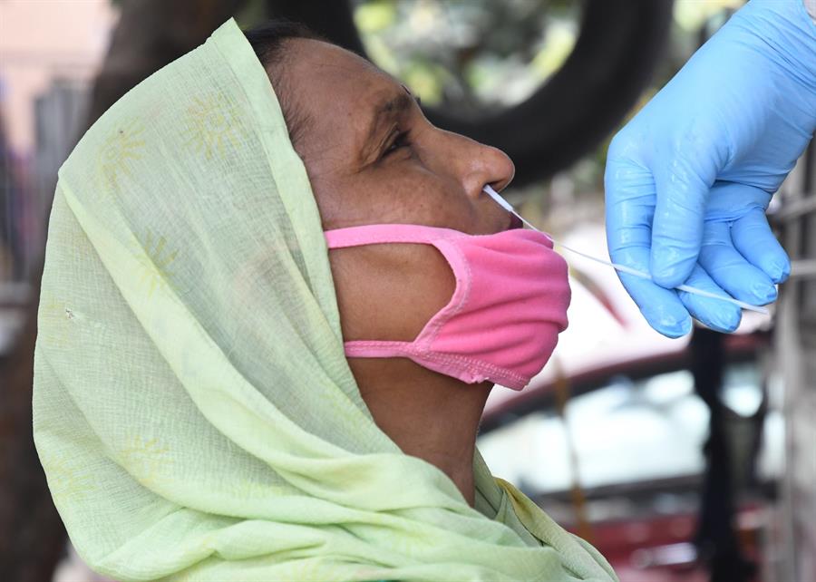 India registra récord de nuevos casos de COVID-19 con más de 75.000 en un día