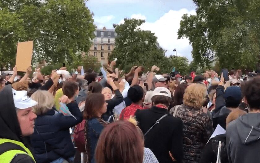 Cientos de personas protestaron en París contra el uso de los tapabocas