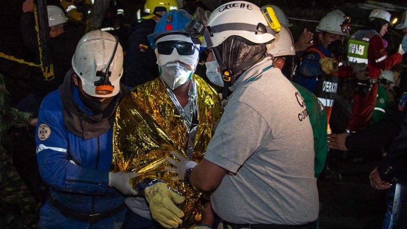 Sacaron con vida a los 3 mineros atrapados en mina de carbón en Lenguazaque