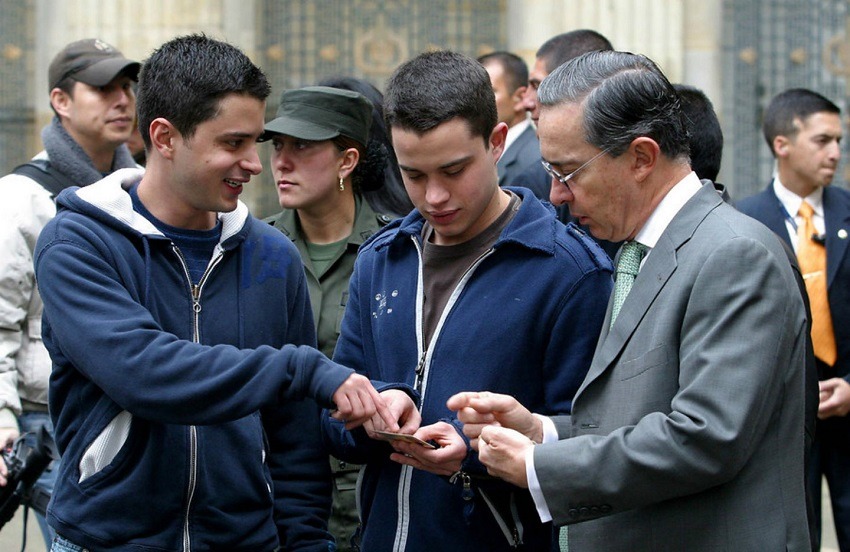Álvaro Uribe dio positivo para coronavirus al igual que sus dos hijos