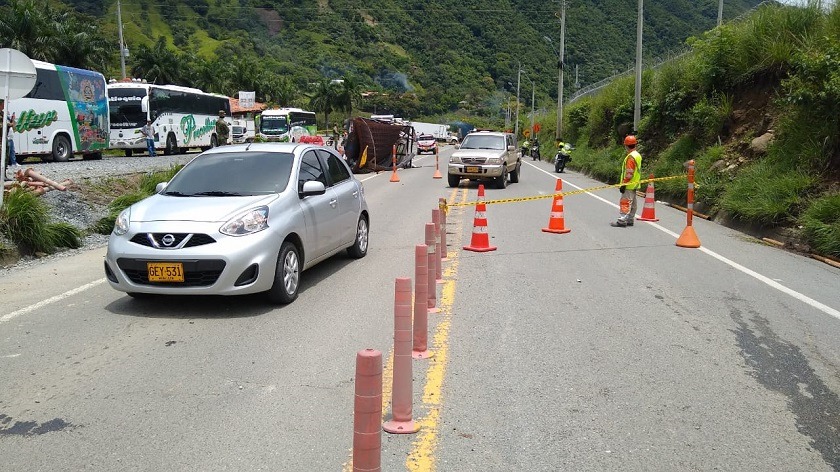 Vía habilitada a un carril entre Medellín y Santa Fe de Antioquia