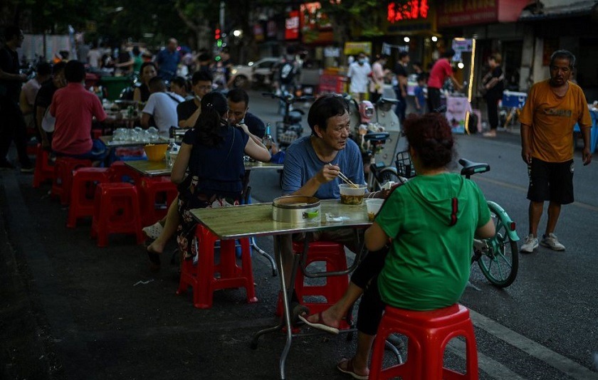 Vuelve la fiesta y la vida nocturna a Wuhan, ciudad donde nació el coronavirus