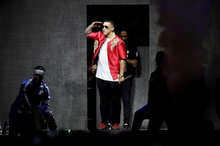 Daddy Yankee celebra el premio de iHeartRadio por su tema “Con Calma”
