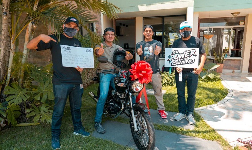 La moto que El Mindo y AKT le dieron a domiciliario al que le habían robado su vehículo