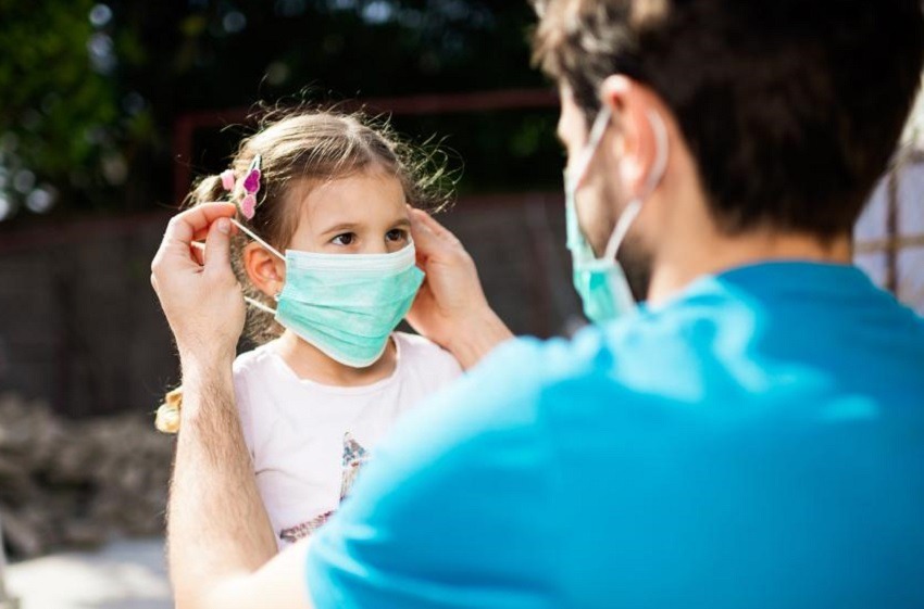 Los niños con covid-19 presentan con más frecuencia fiebre y tos que con la gripe