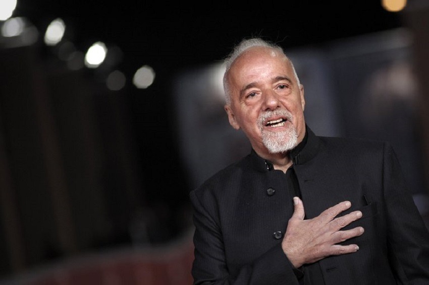 Paulo Coelho ríe de brasileños que queman sus libros: “Primero los compraron”
