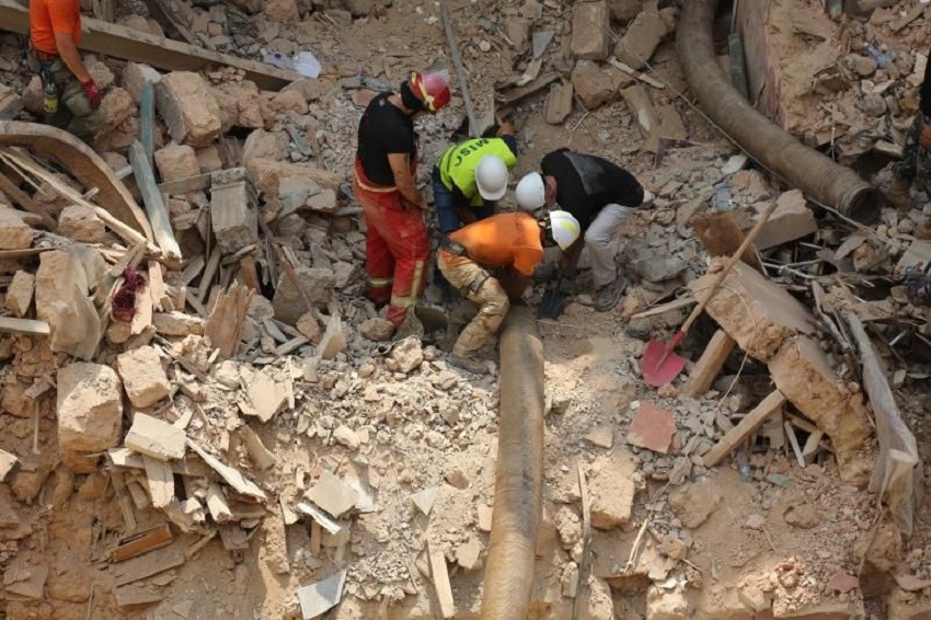 Rescatistas chilenos descartan signos de vida en edificio derruido en Beirut
