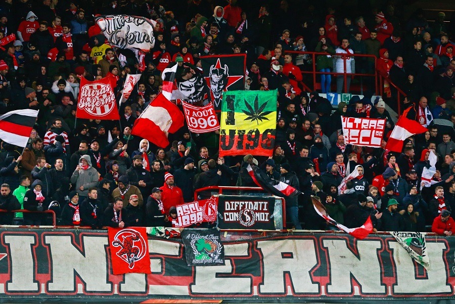 Vuelven los aficionados al fútbol a los estadios en Bélgica