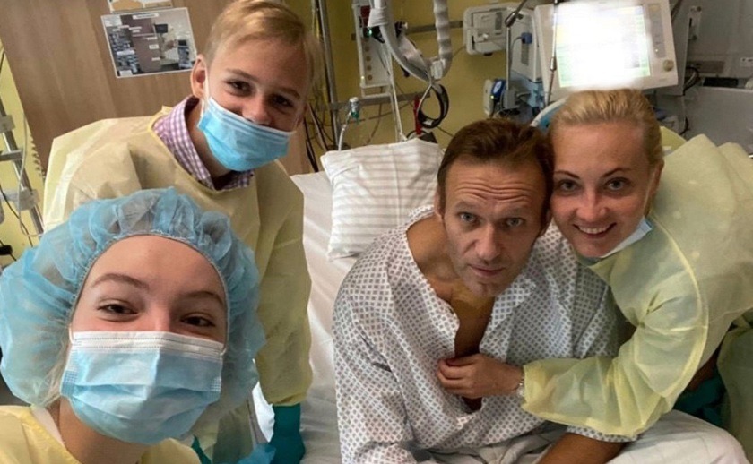 La primera foto de Alexei Alexéi Navalni Navalny desde que lo envenenaron en Rusia