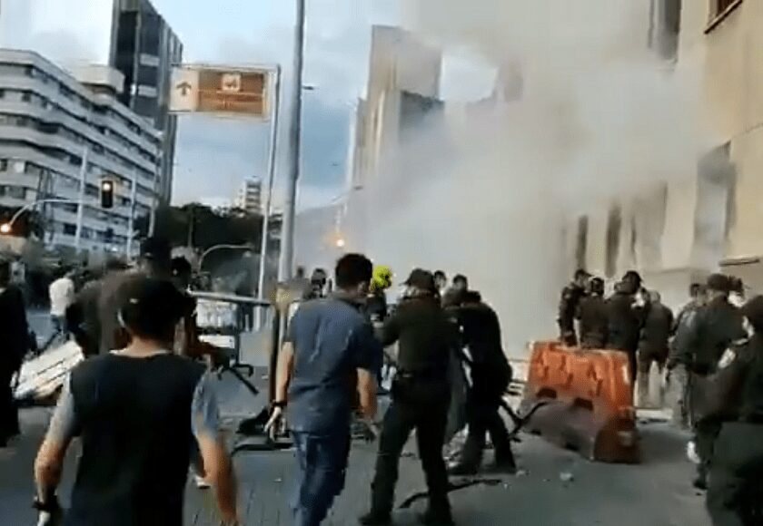 Destrozos y protestas cerca a edificios de la Policía en Bogotá y Medellín por muerte de Javier Ordóñez