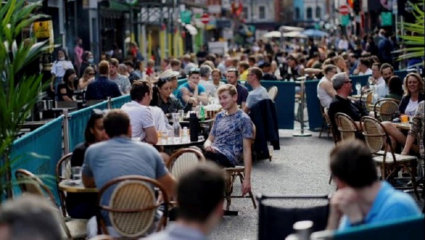 Bares y restaurantes en Inglaterra cerrarán a las 10 de la noche por la COVID-19