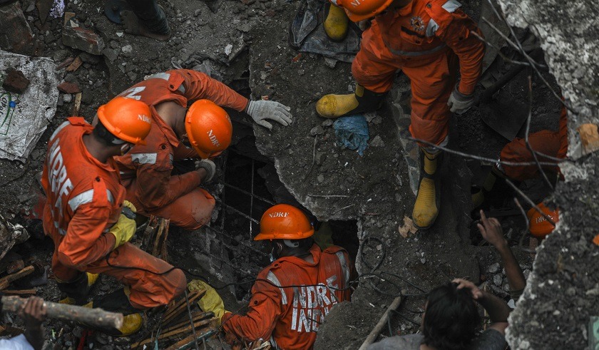 Aumentan a 20 los muertos tras el derrumbe de un edificio en la India