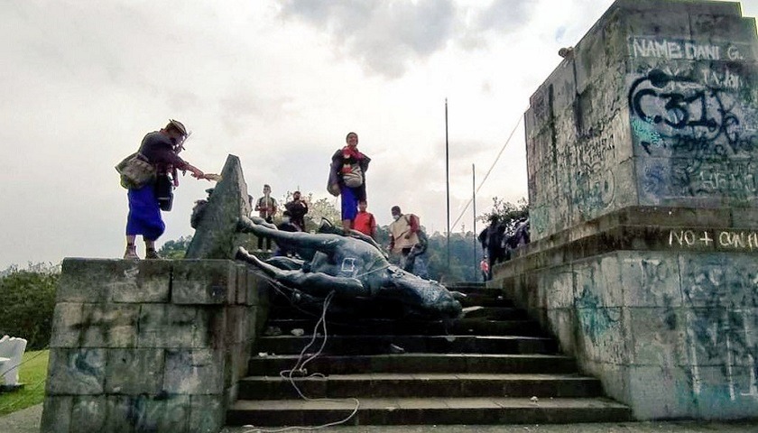 Los Misak derribaron la estatua de Sebastián de Belalcázar en Popayán