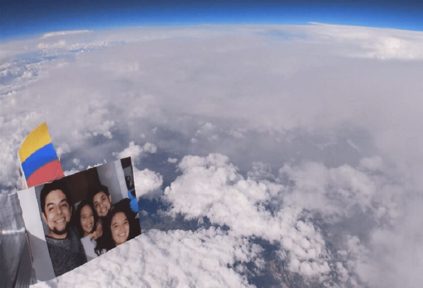 Faber Burgos y el globo con una cámara que se lanzó al espacio desde Boyacá
