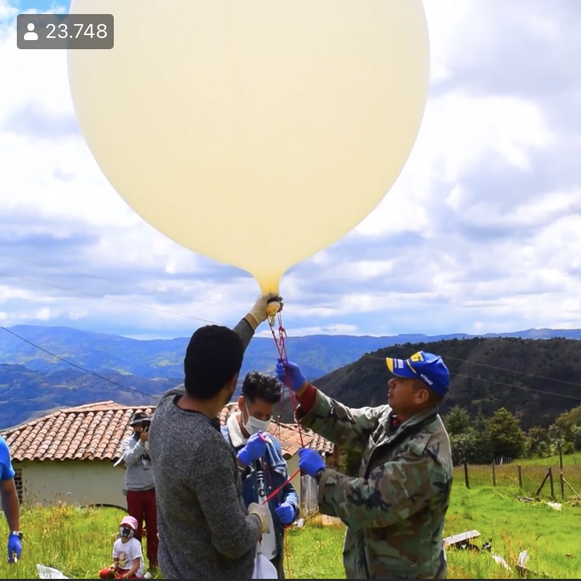 Faber Burgos y el globo con una cámara que se lanzó al espacio desde Boyacá