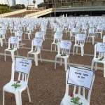 Más de mil sillas vacías para recordar los muertos por COVID-19 en Israel