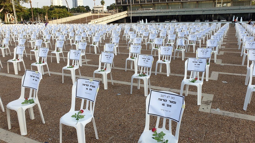 Más de mil sillas vacías para recordar los muertos por COVID-19 en Israel