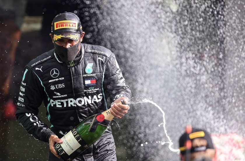 Lewis Hamilton en el podio del Gran Premio de Bélgica.