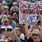 Activistas contra el confinamiento y las vacunas piden en Londres "libertad"