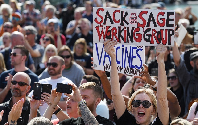 Activistas contra el confinamiento y las vacunas piden en Londres "libertad"