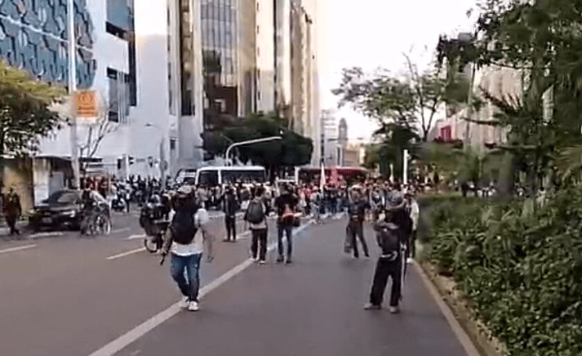 Caos en las calles de Medellín durante la protesta de este jueves