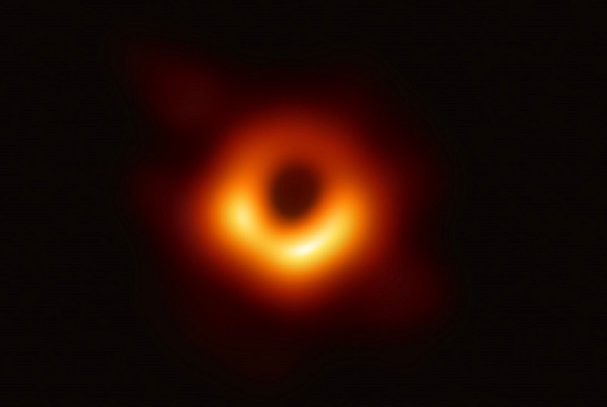Einstein tiene razón incluso en el ambiente extremo de un agujero negro