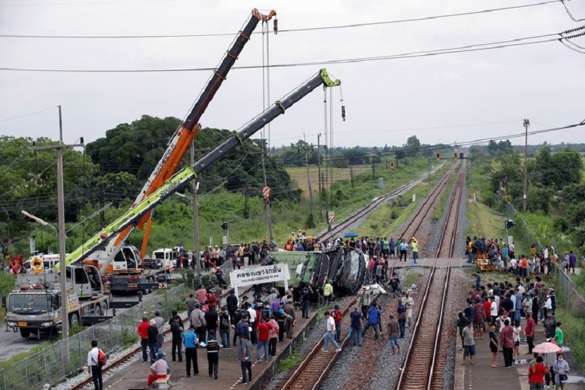 Al menos 18 muertos en colisión entre un tren y un autobús al este de Bangkok