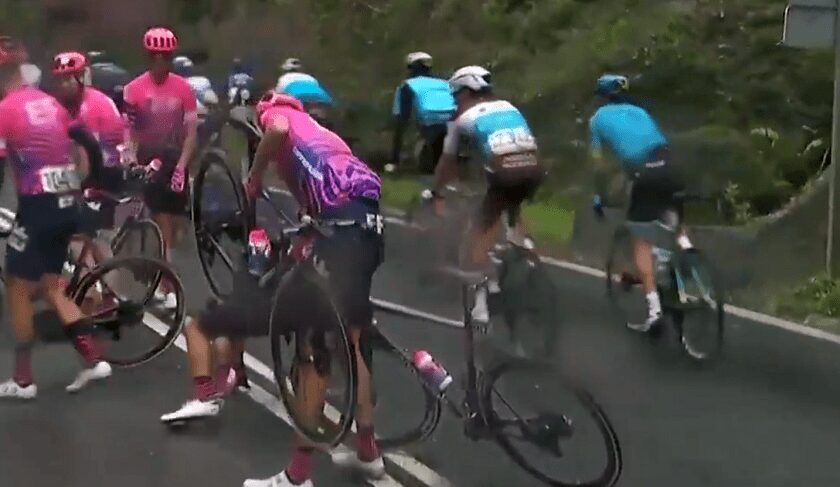 Caída de Daniel Martínez en el kilómetro 76 de la etapa 1 en La Vuelta