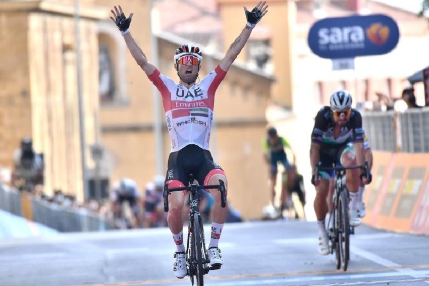 Ulissi gana al esprint a Almeida, que refuerza su maglia rosa