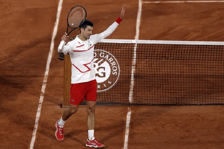 Djokovic barre al colombiano Galán y supera en triunfos en París a Federer