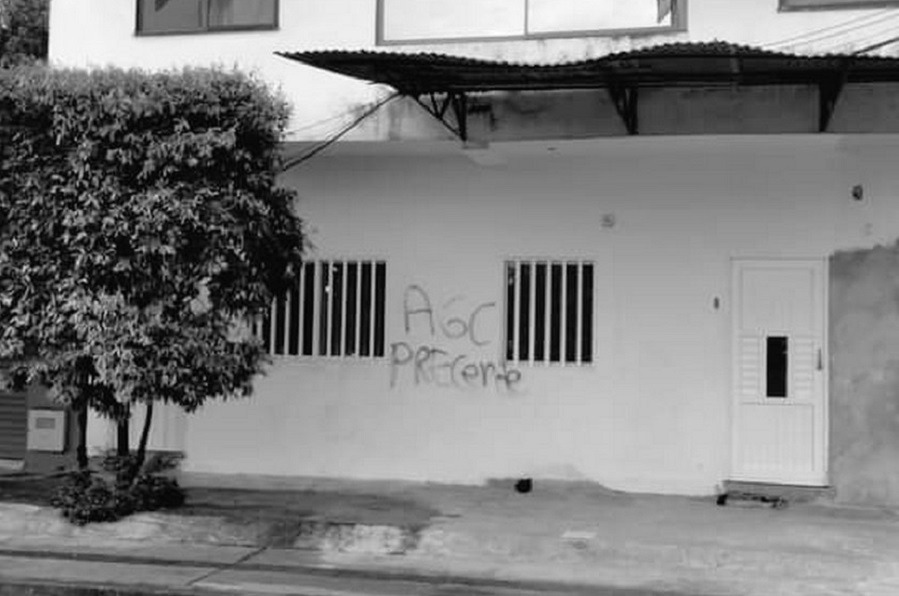 Están borrando los grafitis del Clan del Golfo que aparecieron en Apartadó