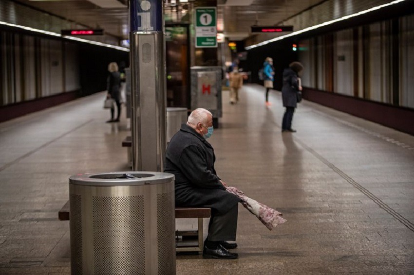 En Europa recomiendan que ni se hable en el metro para frenar la pandemia
