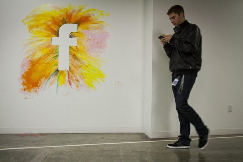 Facebook prohíbe todas las cuentas de QAnon, aunque no sean violentas